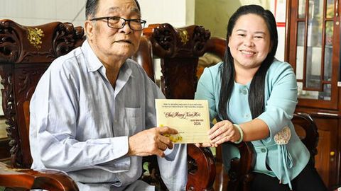 Chủ tịch Hội Liên hiệp Phụ nữ tỉnh An Giang Trương Thanh Thúy chúc tết tại xã Mỹ Thuận