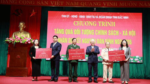 Phó Chủ tịch Thường trực Quốc hội Đỗ Văn Chiến tặng quà gia đình chính sách, hoàn cảnh khó khăn tỉnh Bắc Ninh