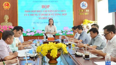 Thống nhất điều chuyển 3 viên chức của Trung tâm Dịch vụ tổng hợp xã Hòn Đất về các xã 