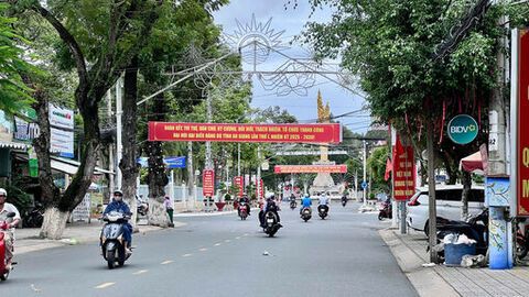 Kiểm tra công tác tuyên truyền, cổ động phục vụ Đại hội đại biểu Đảng bộ tỉnh An Giang lần thứ I tại 2 xã, phường