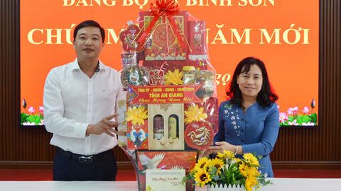 Phó Chủ tịch HĐND tỉnh An Giang Đinh Thị Việt Huỳnh chúc tết hai xã Bình Giang và Bình Sơn