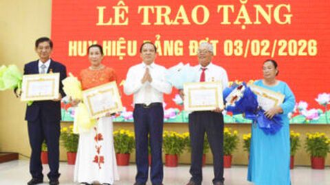 Xã An Minh trao Huy hiệu Đảng và họp mặt mừng Đảng, mừng xuân