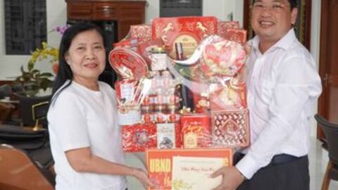 Phó Chủ tịch UBND tỉnh An Giang Lê Trung Hồ thăm, chúc tết nguyên Phó Chủ tịch UBND tỉnh 