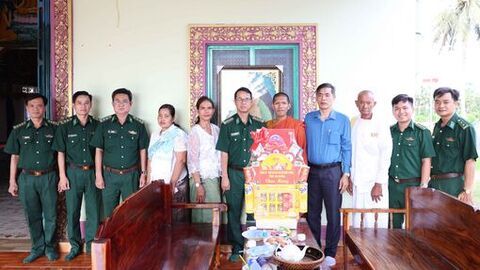 Bộ đội Biên phòng tỉnh An Giang thăm, chúc mừng lễ Sene Đôn Ta năm 2025 