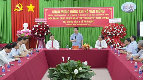 Chủ tịch UBND tỉnh An Giang Hồ Văn Mừng thăm, chúc mừng Trung tâm Y tế Phú Quốc