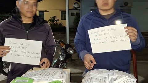 Bắt quả tang 2 đối tượng rải tờ rơi quảng cáo cho vay tiền trả góp