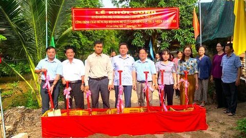 Khởi công xây dựng đường tại ấp Trung