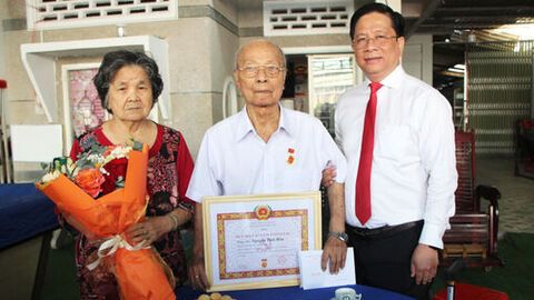 Chủ tịch UBND tỉnh An Giang Hồ Văn Mừng trao Huy hiệu Đảng tại nhà cho đảng viên cao niên