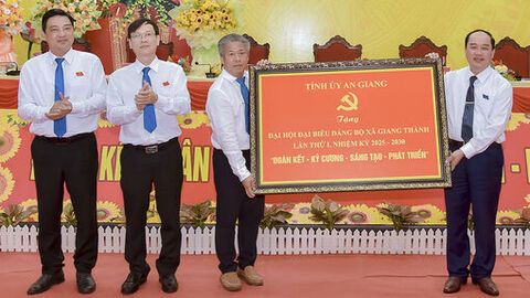 Đại tá Nguyễn Văn Ngành dự và chỉ đạo Đại hội Đảng bộ xã Giang Thành