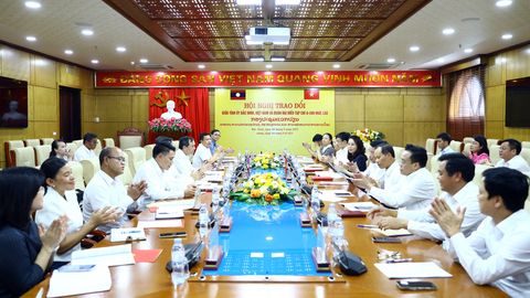 Các đồng chí lãnh đạo tỉnh Bắc Ninh tiếp Đoàn công tác Tạp chí A-lun-may (Lào) và Tạp chí Cộng sản