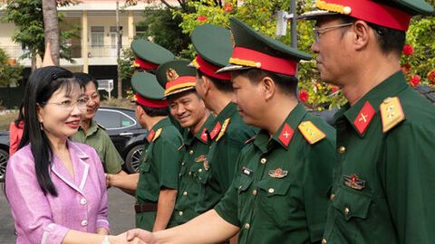 Phó Bí thư Tỉnh ủy An Giang Trần Thị Thanh Hương thăm, động viên cán bộ, chiến sĩ Ban Chỉ huy phòng thủ Khu vực 2 - Long Xuyên