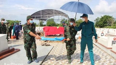 An Giang lấy mẫu ADN 6 hài cốt liệt sĩ chưa xác định danh tính tại Nghĩa trang Chợ Mới