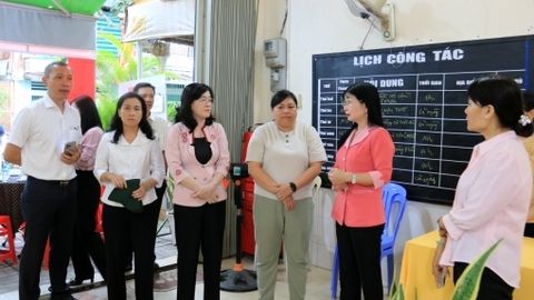 Phó Chủ tịch Ủy ban Bầu cử tỉnh An Giang Trần Thị Thanh Hương kiểm tra công tác chuẩn bị bầu cử