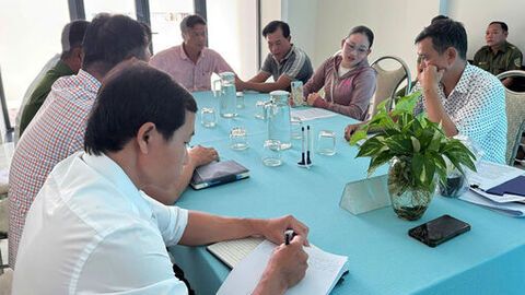 Trao thông báo cưỡng chế 3 hộ dân vi phạm lĩnh vực đất đai tại đầm Đông Hồ