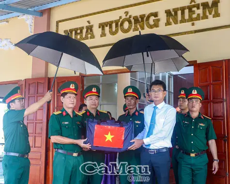 Bàn giao 535 mẫu sinh phẩm hài cốt liệt sĩ về Bộ Công an giám định ADN