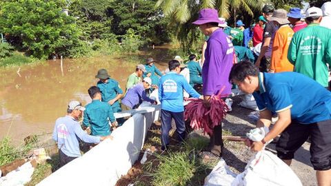 Xã Phú Tân thi công gia cố đoạn sạt lở bờ Đông mương trường học, đảm bảo an toàn cho người dân