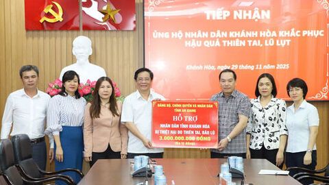 An Giang trao 10 tỷ đồng hỗ trợ 4 tỉnh miền Trung và Tây Nguyên khắc phục hậu quả thiên tai