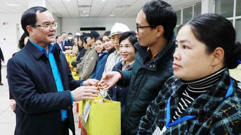 Chủ tịch Tổng Liên đoàn Lao động Việt Nam Nguyễn Đình Khang tặng quà Tết công nhân hoàn cảnh khó khăn