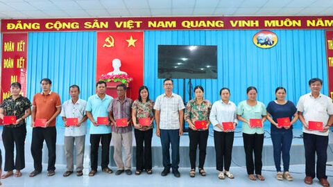 Cấp chứng chỉ hoàn thành bồi dưỡng kiến thức dân tộc cho gần 100 đại biểu