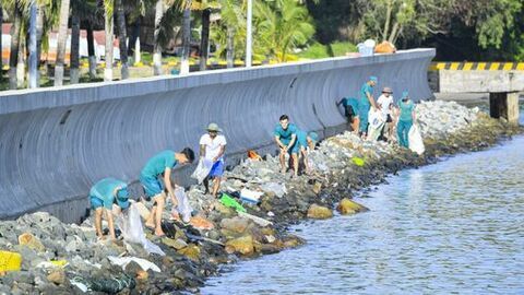 Hải đội Dân quân thường trực tỉnh An Giang thu gom rác thải bờ biển đặc khu Phú Quốc 