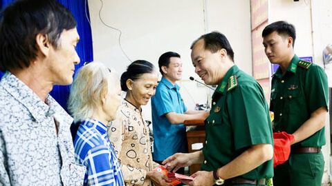 Trao quà tết của Thiếu tướng Hoàng Hữu Chiến cho người dân tỉnh An Giang