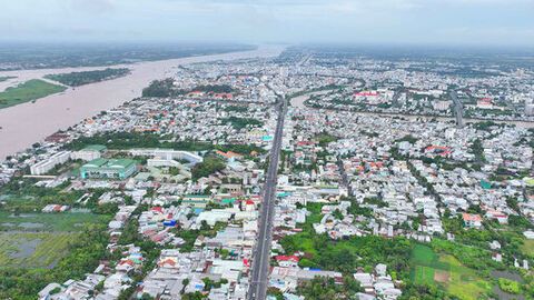 Có một đô thị sầm uất bên dòng sông Hậu