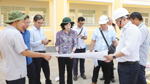 Phó Chủ tịch UBND tỉnh An Giang Nguyễn Thị Minh Thúy khảo sát đầu tư hạ tầng giáo dục và y tế tại các xã biên giới