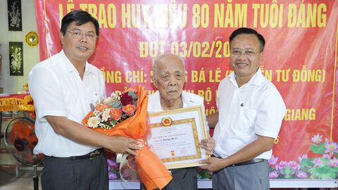 Bí thư Tỉnh ủy An Giang Nguyễn Tiến Hải trao tặng Huy hiệu 80 năm tuổi Đảng tại nhà cho đảng viên lão thành