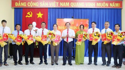 Đảng ủy các xã trao quyết định công tác cán bộ