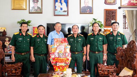 Thiếu tướng Nguyễn Văn Ngành chúc tết các đồng chí nguyên thủ trưởng Bộ Chỉ huy Quân sự tỉnh An Giang