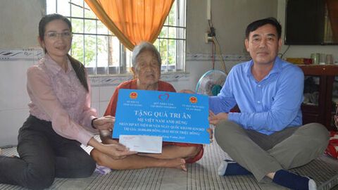 Xã An Minh thăm, tặng quà 5 gia đình chính sách