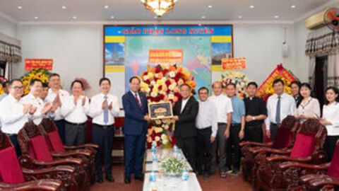 Phó Chủ tịch Quốc hội Trần Quang Phương chúc mừng Giáng sinh tại Tòa Giám mục Giáo phận Long Xuyên