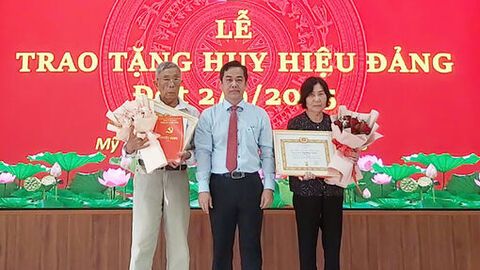 Xã Mỹ Thuận trao Huy hiệu Đảng