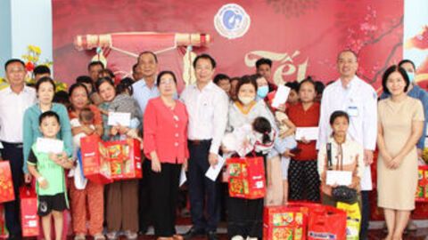 Hội Bảo trợ bệnh nhân nghèo tỉnh An Giang tặng 1.200 suất quà tết cho bệnh nhân nghèo