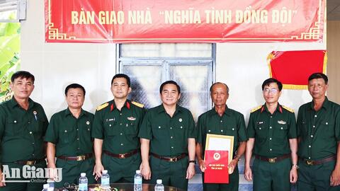 Trao nhà Nghĩa tình đồng đội trong chuỗi hoạt động Tết Quân - Dân