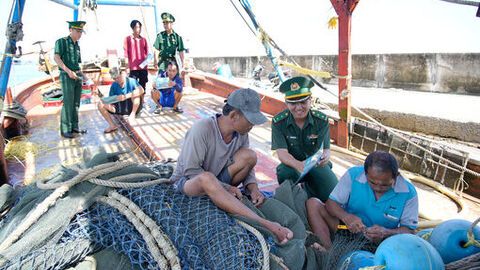 Đi từng tàu, đến từng nhà tuyên truyền chống khai thác IUU