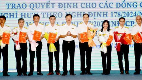 Thuế tỉnh An Giang trao quyết định cho 141 đồng chí nghỉ hưu trước tuổi, nghỉ thôi việc