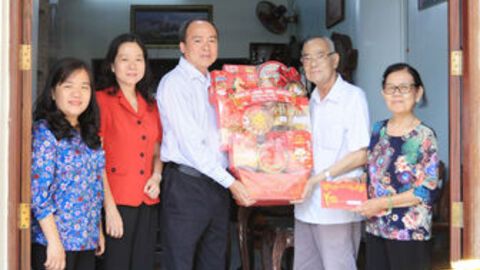 Thường trực Đảng ủy phường Long Xuyên chúc tết các đồng chí nguyên lãnh đạo và lực lượng vũ trang 