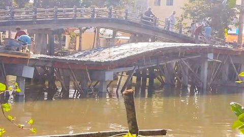 Sập nền móng cầu Vân Khánh đang thi công