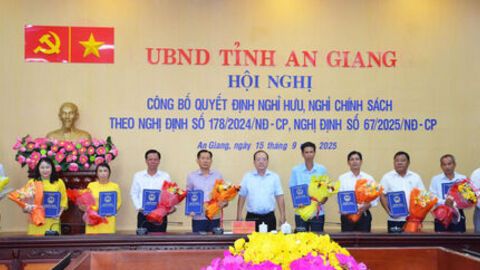 An Giang trao quyết định nghỉ hưu, nghỉ chính sách cho một số cán bộ, công chức 