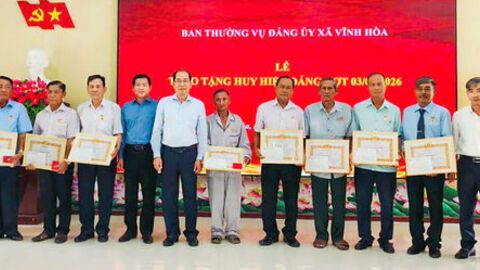 Xã Vĩnh Hòa trao Huy hiệu Đảng cho 9 đảng viên