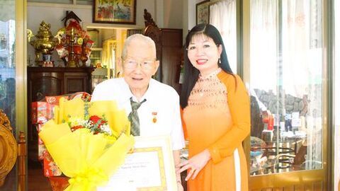 Phó Bí thư Tỉnh ủy Trần Thị Thanh Hương trao Huy hiệu 70 năm tuổi Đảng và chúc Tết nguyên lãnh đạo tỉnh