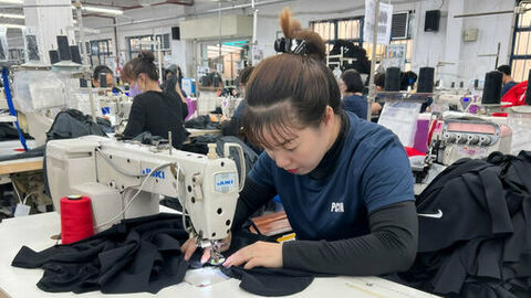 Công nhân trở lại xưởng sau kỳ nghỉ lễ