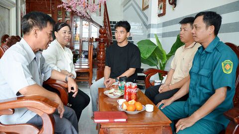 Thanh niên Khánh Bình hăng hái nhập ngũ