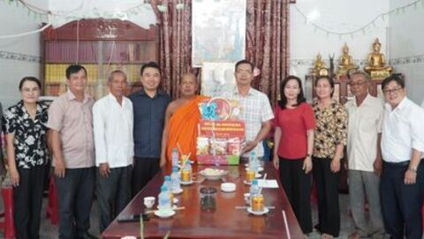 Thăm, tặng quà dịp lễ Sene Đôn Ta tại các xã: Ba Chúc, Núi Cấm, An Cư, Cô Tô