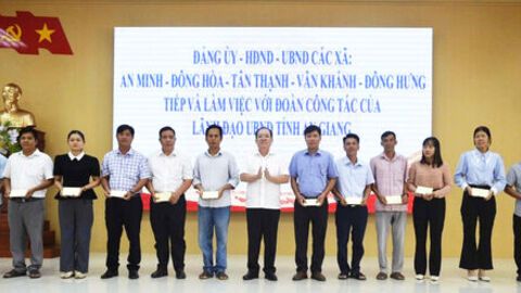 Phó Chủ tịch Thường trực UBND tỉnh An Giang Nguyễn Thanh Phong kiểm tra công tác bầu cử tại 5 xã