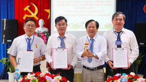 Trung tâm Giám định y khoa tỉnh An Giang trao quyết định nghỉ hưu, nghỉ thôi việc