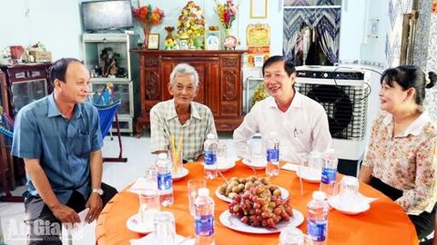 Lãnh đạo tỉnh An Giang thăm gia đình có công tại Thới Sơn, Chi Lăng
