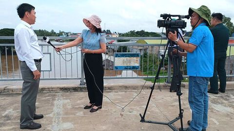 Biên tập viên, phóng viên Báo và Phát thanh - Truyền hình An Giang tác nghiệp thực tế tại hai xã Khánh Bình và Vĩnh Xương
