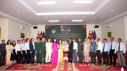 Phó Bí thư Tỉnh ủy, Chủ tịch Ủy ban MTTQ Việt Nam tỉnh An Giang Trần Thị Thanh Hương chúc Tết Chôl Chnăm Thmây tại tỉnh TaKeo